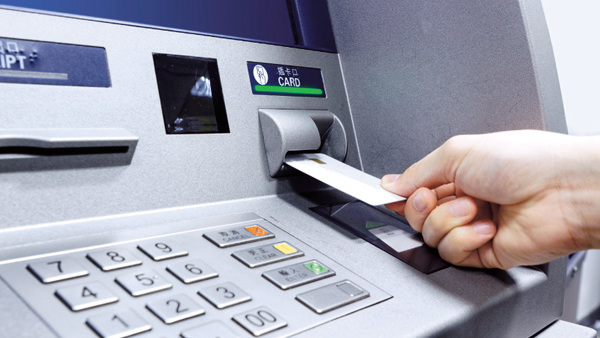 Bao nhiêu tuổi được làm thẻ ngân hàng ATM và tín dụng?